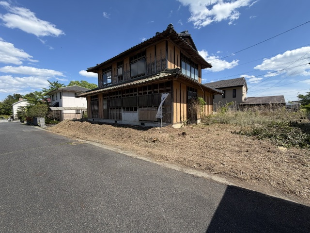 加賀郡吉備中央町の空き家｜伐採・撤去後、すっきりした敷地と道路