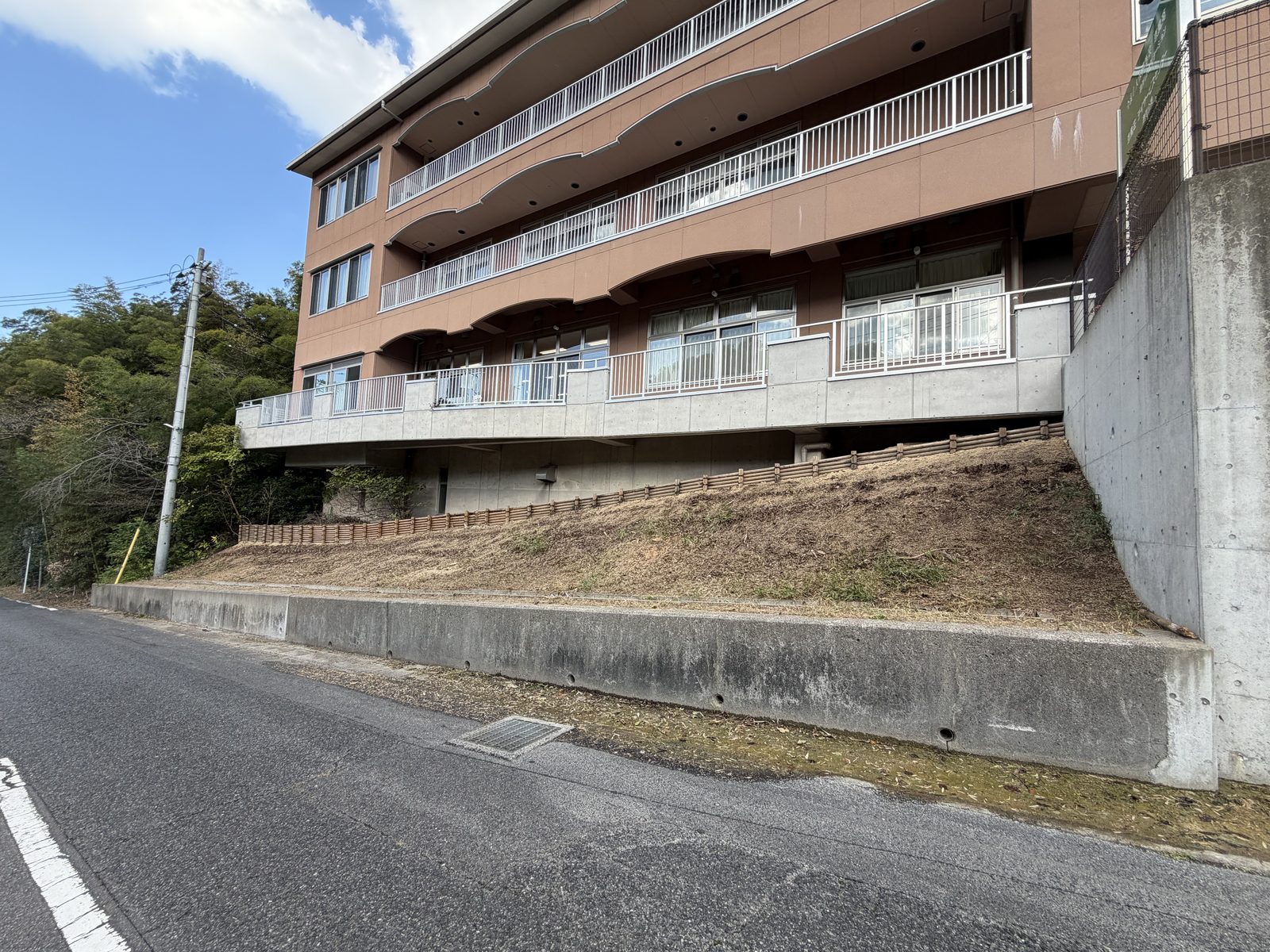 岡山市中区今谷｜作業後：伐採・草刈りを終えた法面