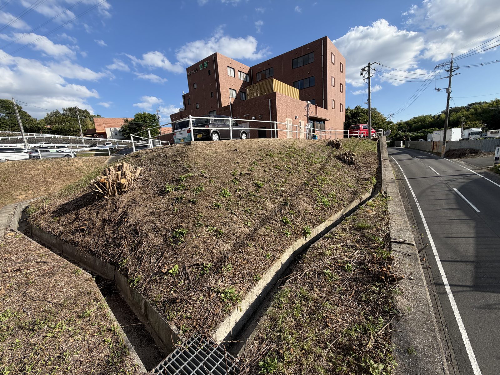 岡山市中区今谷｜作業後：道路沿いの法面