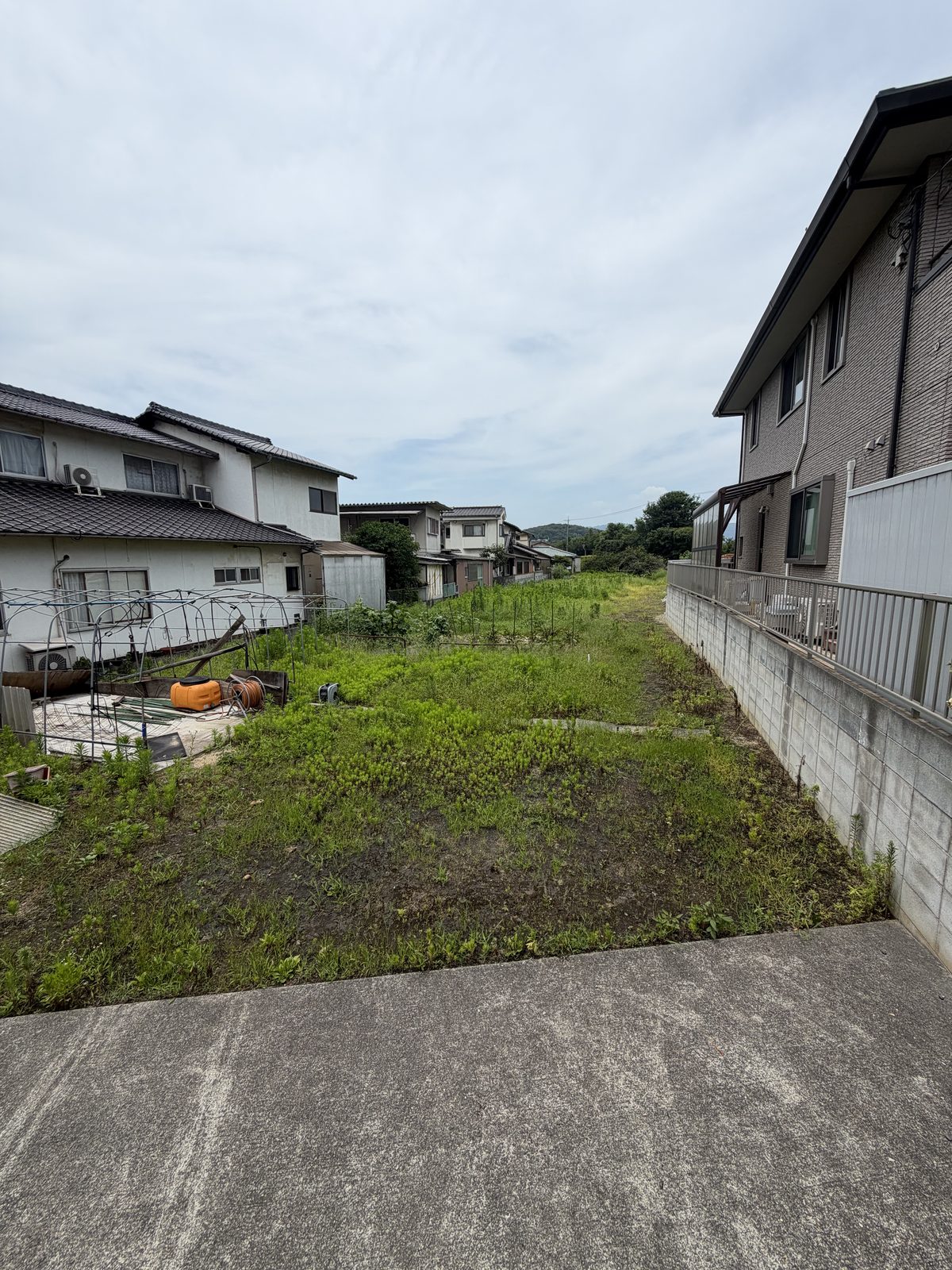 倉敷市玉島｜作業前：草が生えていた状態